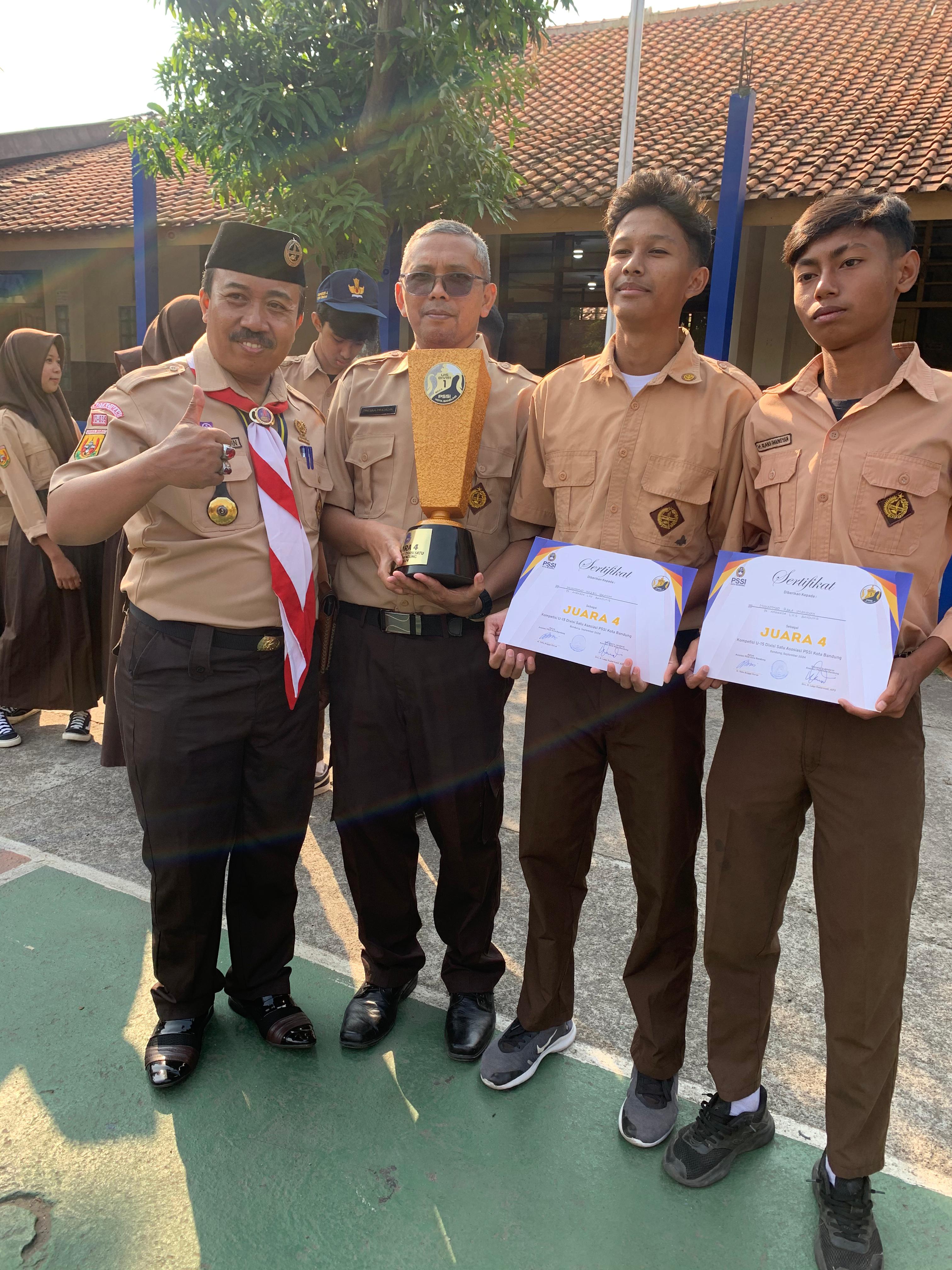 Ekskul  sepak bola sumbangkan prestasi juara 4
