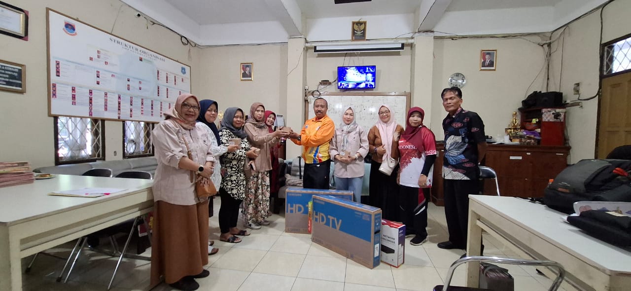 Serah Terima Barang Hibah Dari Orang Tua Siswa Melalui Komite